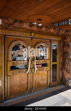 Jackson, Wyoming. ÉTATS-UNIS 5/21/2022. Cowboy Bar sur la place de la ville appartenant à L'HÔTEL WORT. Le bar Cowboy est vraiment un trou d'eau de cow-boy dans un style grandiose. Banque D'Images