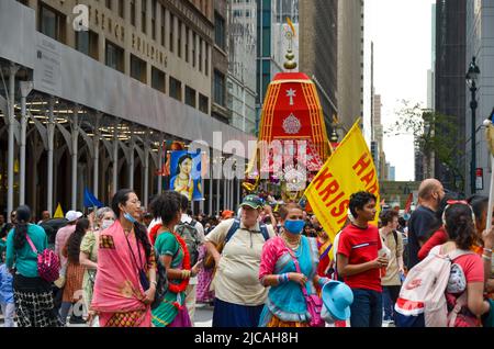 Les adeptes de Hare Krishna attendent le début du défilé de Hare Krishna Ratha Yatra 11 juin 2022 à New York. Banque D'Images