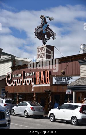 Jackson, Wyoming. ÉTATS-UNIS 5/21/2022. Cowboy Bar sur la place de la ville appartenant à L'HÔTEL WORT. Le bar Cowboy est vraiment un trou d'eau de cow-boy dans un style grandiose. Banque D'Images