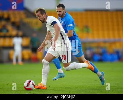 Harry Kane en Angleterre (à gauche) et Federico Gatti en Italie lors du match de la Ligue des Nations de l'UEFA au stade Molineux, Wolverhampton. Date de la photo: Samedi 11 juin 2022. Banque D'Images