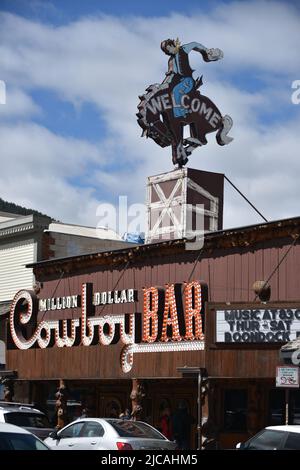 Jackson, Wyoming. ÉTATS-UNIS 5/21/2022. Cowboy Bar sur la place de la ville appartenant à L'HÔTEL WORT. Le bar Cowboy est vraiment un trou d'eau de cow-boy dans un style grandiose. Banque D'Images