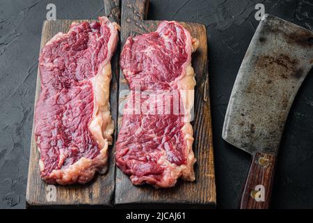 Steak de bœuf New york, sur fond noir Banque D'Images