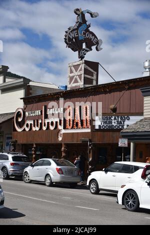 Jackson, Wyoming. ÉTATS-UNIS 5/21/2022. Cowboy Bar sur la place de la ville appartenant à L'HÔTEL WORT. Le bar Cowboy est vraiment un trou d'eau de cow-boy dans un style grandiose. Banque D'Images