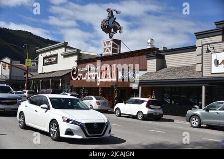 Jackson, Wyoming. ÉTATS-UNIS 5/21/2022. Cowboy Bar sur la place de la ville appartenant à L'HÔTEL WORT. Le bar Cowboy est vraiment un trou d'eau de cow-boy dans un style grandiose. Banque D'Images