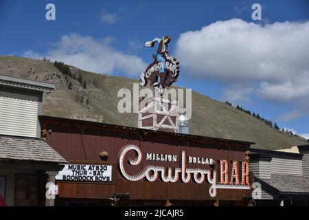 Jackson, Wyoming. ÉTATS-UNIS 5/21/2022. Cowboy Bar sur la place de la ville appartenant à L'HÔTEL WORT. Le bar Cowboy est vraiment un trou d'eau de cow-boy dans un style grandiose. Banque D'Images