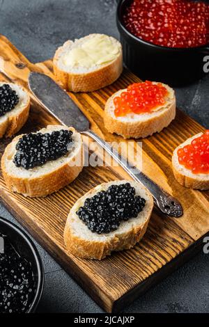 Canapés avec esturgeon noir et caviar de poisson saumon, sur fond gris Banque D'Images