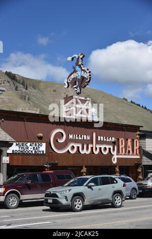 Jackson, Wyoming. ÉTATS-UNIS 5/21/2022. Cowboy Bar sur la place de la ville appartenant à L'HÔTEL WORT. Le bar Cowboy est vraiment un trou d'eau de cow-boy dans un style grandiose. Banque D'Images