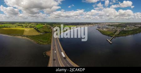 Une vue panoramique aérienne du pont Orwell qui enjambe la rivière Orwell près d'Ipswich, Suffolk, Royaume-Uni Banque D'Images