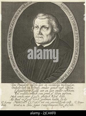 Buste du théologien Martin Luther, à gauche, dans ovale avec le bord lettrage en dessous du portrait un verset hollandais par C Victor, Portrait de Martin Luther, imprimeur: Cornelis Koning (?-1671), (mentionné sur l'objet), C. Victor, (mentionné sur l'objet), Haarlem, c. 1608 - c. 1671, papier, gravure, h 215 mm × l 170 mm Banque D'Images