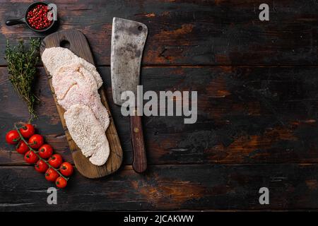 Ensemble Weiner Schnitzel allemand pané maison, sur fond de table en bois sombre ancien, vue de dessus plate, avec espace de copie pour le texte Banque D'Images