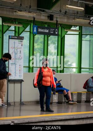 Medellin, Antioquia, Colombie - 6 mars 2022 : une femme colombienne portant un masque facial noir attend à la gare de prendre le métro Banque D'Images