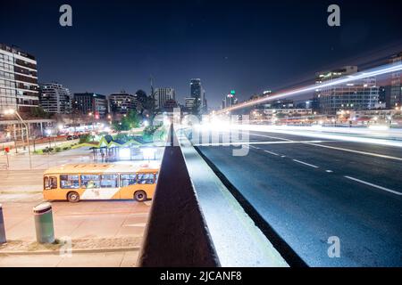 Intersection des avenues Apoquindo et Americo Vespucio à Santiago, Chili Banque D'Images