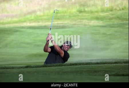 Londres, Royaume-Uni. 11th juin 2022. Américain Phil Mickelson, le dernier jour du premier trophée du LIV au Club Centurion de Hertfordshire, samedi, 11 juin 2022. Schwartzel a gagné $4 millions pour avoir gagné l'événement et son équipe les Stingers a également gagné. Photo de Hugo Philpott/UPI crédit: UPI/Alay Live News Banque D'Images