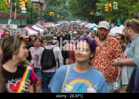 New York, États-Unis. 11th juin 2022. Des milliers de personnes sont venues pour le Brooklyn Pride Festival sur 5th Avenue à Brooklyn, New York, sur 11 juin 2022. (Photo de Gabriele Holtermann/Sipa USA) crédit: SIPA USA/Alay Live News Banque D'Images