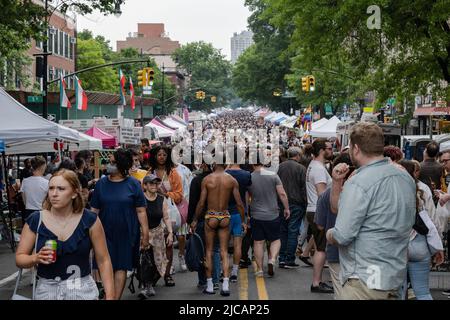 New York, États-Unis. 11th juin 2022. Des milliers de personnes sont venues pour le Brooklyn Pride Festival sur 5th Avenue à Brooklyn, New York, sur 11 juin 2022. (Photo de Gabriele Holtermann/Sipa USA) crédit: SIPA USA/Alay Live News Banque D'Images