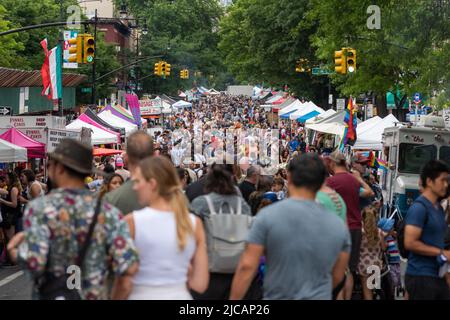 New York, États-Unis. 11th juin 2022. Des milliers de personnes sont venues pour le Brooklyn Pride Festival sur 5th Avenue à Brooklyn, New York, sur 11 juin 2022. (Photo de Gabriele Holtermann/Sipa USA) crédit: SIPA USA/Alay Live News Banque D'Images