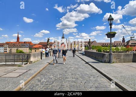 Würzburg, Allemagne - juin 2022 : ancien pont principal appelé Alte Mainbrücke, symbole de la ville et célèbre attraction touristique Banque D'Images