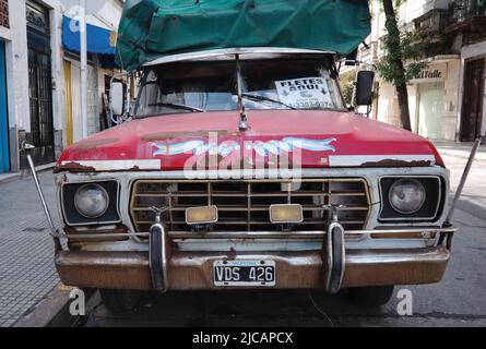 Buenos Aires, Argentine - janvier 2020 : vue avant de l'ancien pick-up F-100 de Ford avec capot rouge, rouille sur le capot et le pare-chocs et plaque d'immatriculation argentine Banque D'Images