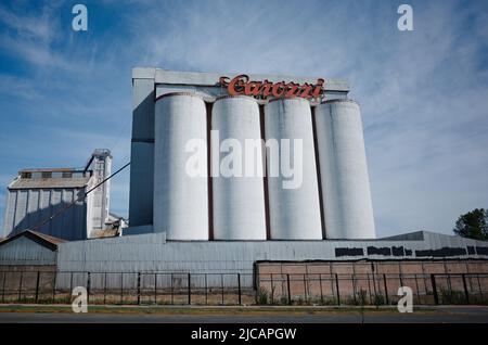 Osorno, Chili - février 2020 : élévateur de grain avec quatre silos en béton armé d'acier blanc, maisons principales et grande inscription rouge Carrozi Banque D'Images