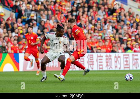 CARDIFF, ROYAUME-UNI. 11th juin 2022. Belges Michy Batshuayi rivalise avec Joe Rodon du pays de Galles lors du rendez-vous de l'UEFA Nations League 2022 entre le pays de Galles et la Belgique au Cardiff City Stadium. (Photo par crédit : Andrew Dowling/Alay Live News Banque D'Images