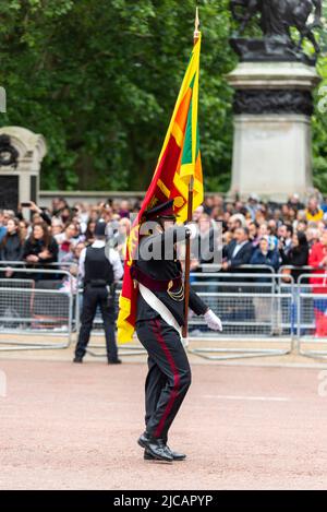 Drapeau du Sri Lanka marching au porteur dans la section Commonwealth de l'acte pour la Reine et le pays de Platinum Jubilee Pageant, The Mall, Londres Banque D'Images