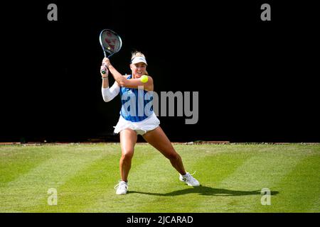 Birmingham, ROYAUME-UNI. 11 juin 2022. Emily Appleton de Grande-Bretagne joue un front contre Lesia Tsurenko d'Ukraine pendant le match qualifiant le premier jour lors du classique Rothesay Birmingham 2022 au Club du Prieuré d'Edgbaston le samedi, 11 juin 2022 à Birmingham, ANGLETERRE. Credit: Taka G Wu/Alay Live News Banque D'Images