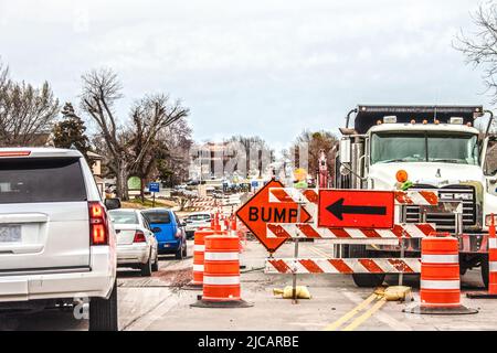 Camions et équipement routier sur route avec une voie bloquée à l'horizon dans la zone urbaine une voiture de navigation de la construction Banque D'Images