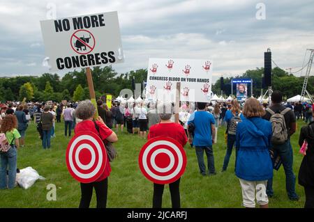 Washington DC, États-Unis. 11th juin 2022. Des manifestants participent à la Marche pour notre manifestation anti-violence par armes à feu de vies. Actualités en direct KIRK Treakle/Alay. Banque D'Images