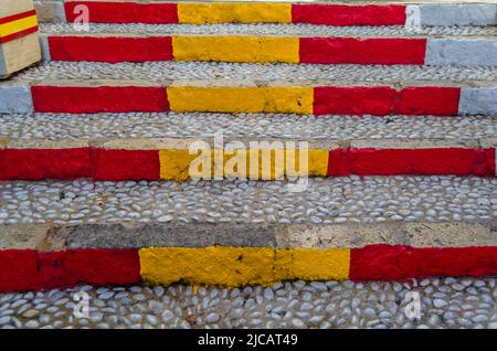 Drapeau espagnol sur les escaliers dans la ville méditerranéenne de Calpe, Communauté Valencienne, Espagne Banque D'Images