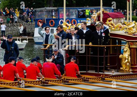 Windsor, Royaume-Uni. 4th juin 2022. Cllr Christine Bateson, la nouvelle mairesse de l'arrondissement royal de Windsor et de Maidenhead, fait des vagues de la grange Reine's Row Gloriana tandis que la flottille du Jubilé de platine passe le long de la Tamise devant le château de Windsor pour marquer le Jubilé de platine de la reine Elizabeth II. Windsor organise une série de célébrations du Jubilé de platine pendant le week-end des fêtes de Jubilé Bank. Crédit : Mark Kerrison/Alamy Live News Banque D'Images