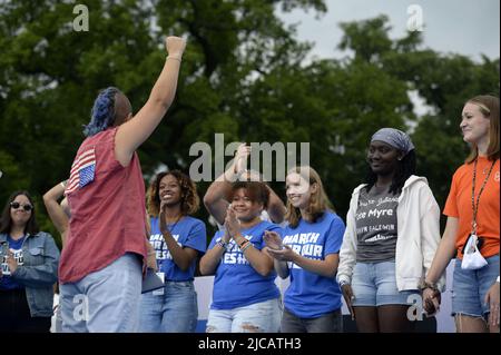 Le survivant de Parkland X Gonzalez fait face à d'autres survivants de fusillades d'école après avoir parlé pendant une marche pour nos vies de rassemblement contre la violence d'armes à feu dans le centre commercial national de Washington, DC le samedi, 11 juin 2022. Le mouvement de la Marche pour nos vies a commencé après la fusillade à l'école secondaire Marjory Stoneman Douglas de Parkland, en Floride, en février 2018. Après de récentes fusillades de masse à Buffalo, New York et Uvalde, Texas, les activistes continuent à appeler au congrès à négocier une législation sur la violence et la sécurité des armes à feu. Photo de Bonnie Cash/UPI Banque D'Images