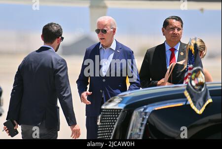 Le président américain Joe Biden, au centre, et le président de la nation Navajo Jonathan Nez, à droite, se tiennent sur le tarmac après l'arrivée de Biden à la base aérienne de Kirtland, sur 11 juin 2022, à Albuquerque, au Nouveau-Mexique. Biden effectue sa première visite présidentielle au Nouveau-Mexique pour rencontrer la gouverneure Michelle Lujan Grisham (D-NM), des fonctionnaires d'État et locaux, Les premiers intervenants et le personnel d'intervention et de rétablissement de la FEMA et d'autres organismes recevront une séance d'information sur les feux de forêt du Nouveau-Mexique au Centre des opérations d'urgence de l'État du Nouveau-Mexique. Le feu de Hermites Peak/Calf Canyon et le feu noir sont les plus grands et seco Banque D'Images