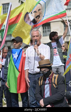 Près de deux centaines de manifestants défilent à Londres pour dire au gouvernement britannique d'arrêter les ventes d'armes à la Turquie et de cesser d'être complices de la guerre d'Erdogan. Défendre le Kurdistan de la nouvelle invasion de la Turquie, le 17 avril, la Turquie a lancé une nouvelle invasion meurtrière du Kurdistan du Sud. assemblée à la BBC march à Downing Street, Londres, Royaume-Uni. - 11 juin 2022. Banque D'Images