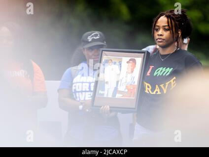 Une femme tient des photos de la famille tuée par la violence des armes à feu pendant la marche pour nos vies à Washington, DC, samedi, 11 juin 2022. Crédit : Julia Nikhinson/CNP Banque D'Images