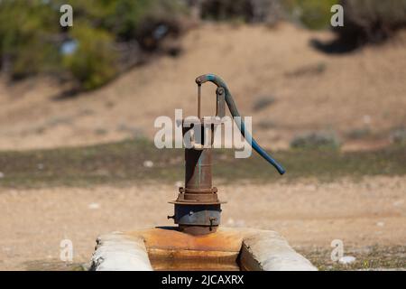 Ancienne pompe utilisée pour extraire l'eau du champ en Turquie Banque D'Images