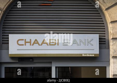 Photo d'un signe avec le logo de la banque Chababi dans le centre ville de Bordeaux, France. Chababi Bank, appelée aussi Banque Chababi du Maroc, ou BCDM, est Banque D'Images