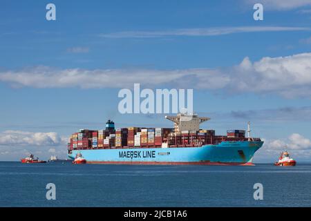 Photo d'un panneau avec le logo de Maersk sur un conteneur expédié par mer sur un navire à conteneurs à Koper en Slovénie. Maersk, est un SH intégré danois Banque D'Images