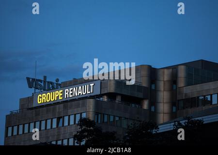 Photo du panneau du Groupe Renault avec son logo sur leur bureau principal pour la Slovénie à Ljubljana prise au coucher du soleil. Le Groupe Renault est un multisite français Banque D'Images