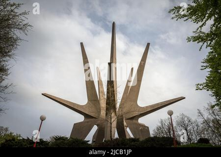 Photo du monument principal du Mémorial de Kosž, en béton sur les montagnes de Kosž, également appelé spomenik borcima kosmajskog odreda . Ceci Banque D'Images