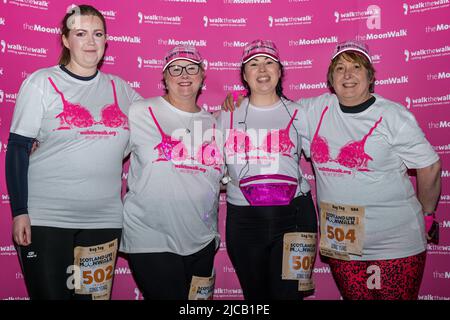 Édimbourg, Écosse, Royaume-Uni, 11th juin 2022. Moonwalk 2022 : les participants se rassemblent à la Terre dynamique avant le début de la marche nocturne de 15th. Photo : The 'Holyboobs', MSP Gillan Mackay, MSP Christina McKelvie, MSP Monica Lennon et la députée Christine Jardine Banque D'Images