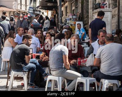 Photo de terrasses de kebab, fast-foods et cafés dans les rues d'Istanbul, turquie, plein d'hommes de boire et de manger. Banque D'Images