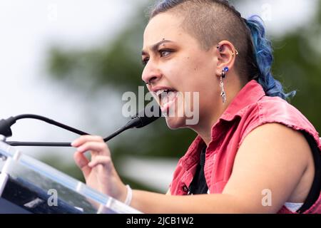 Washington, États-Unis d'Amérique. 11th juin 2022. X González, un survivant de tir de Stoneman Douglas High School, parle pendant la marche pour nos vies à Washington, DC samedi, 11 juin 2022. Crédit: Julia Nikhinson/CNP/Sipa USA crédit: SIPA USA/Alay Live News Banque D'Images