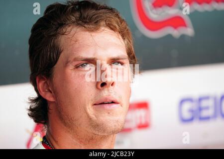 St. Louis, États-Unis. 11th juin 2022. Les Cardinals de Saint-Louis désignés l'hitter Nolan Gorman regarde l'action contre les Reds de Cincinnati dans le troisième repas, du dugout au stade Busch à Saint-Louis samedi, 11 juin 2022. Photo par Bill Greenblatt/UPI crédit: UPI/Alay Live News Banque D'Images