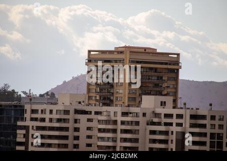Vue aérienne de la ville de Santiago avec les montagnes derrière, Chili Banque D'Images
