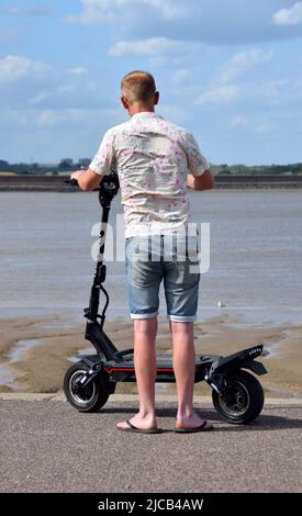 11/06/2022 Gravesend UK Un samedi après-midi ensoleillé dans la ville de Kent de Gravesend. Un homme bénéficie d'une vue sur la Tamise depuis Gordon Promenade pendant que r Banque D'Images