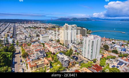Vue imprenable sur la côte depuis le haut de la ville de San Francisco Banque D'Images