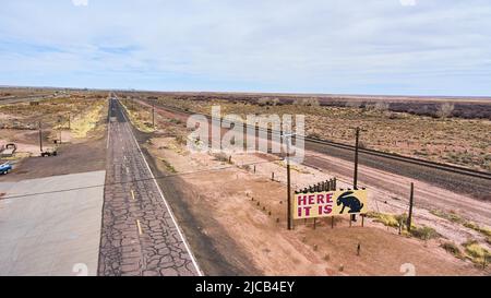 La route 66 et ici, c'est un panneau d'affichage emblématique de la vue aérienne Banque D'Images