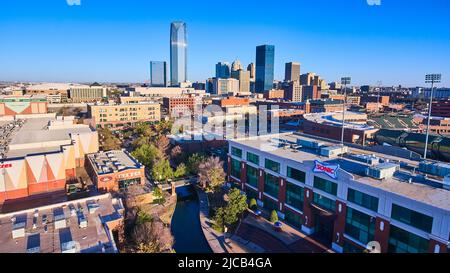 Centre commercial et horizon du centre-ville dans la lumière du matin depuis le haut d'Oklahoma City Banque D'Images