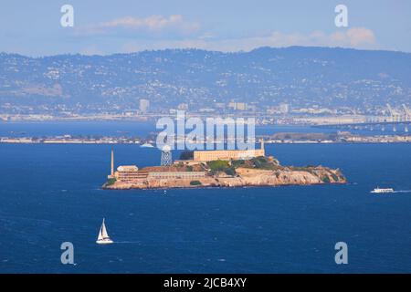 Baie de San Francisco avec voiliers et se concentre sur l'île de la prison d'Alcatraz Banque D'Images