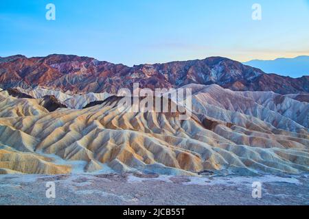 Lumière douce au crépuscule à Zabriskie point avec vagues colorées de sédiments Banque D'Images